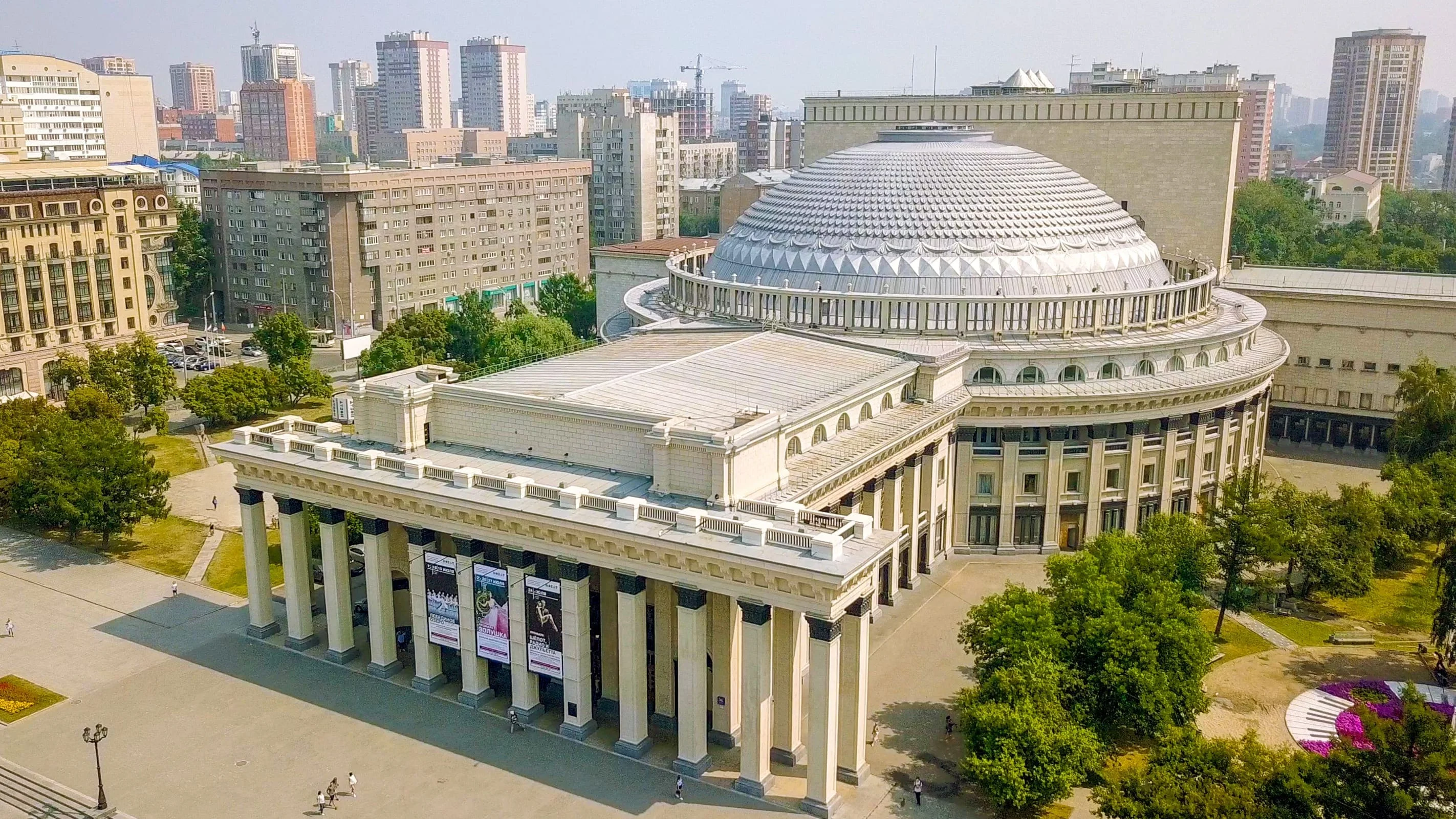 Театр оперы и балета Новосибирск. Новосибирск здание театра оперы и балета. Новосибирский театр оперы и балета купол. Оперный театр Новосибирск сверху.